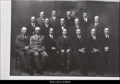 Kaubandus-Tööstuskoja V sektsioon. Kolmas rida vasakult: H. Laas, J. Pudersell, J. Rebane, A. Rikkart. Teine rida vasakult: A. Grünberg, J. Hirsch, T. Nõmmits, V. Kustlov, R. Siil. Esimene rida vasakult: Aleks, Ed. Jürgens, F. Peterson, P. Huik, O. Zimmmermann, K. Mikita, V. Kesker, P. Lemming.  duplicate photo