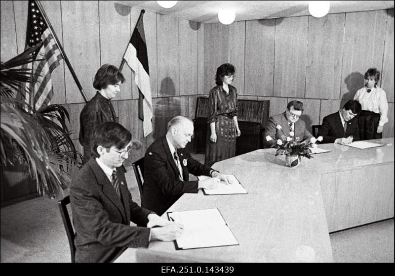 Eesti - Ameerika Kaubanduskoja avamise dokumentidele kirjutavad alla (vasakult) Ameerika poole tegevdirektor Jenik Radon, USA senaator Senati Helsingi komisjoni esimees Dennis DeConcini, Eesti Vabariigi valitsuse esimees, peaminister Edgar Savisaar, Eesti Vabariigi Kaubandus – Tööstuskoja president Peeter Tammoja.