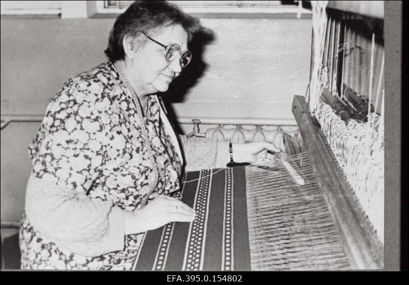 Pärnu Aiandus- ja Mesindusseltsi kangakuduja Iraida Nuut Häädemeeste rahvarõivakangast kudumas.