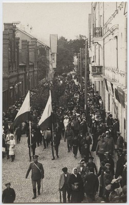 fotopostkaart, Viljandi, Lossi tn, Tartu tn ja Posti tn vahel, rongkäik, I maailmasõja vabatahtlikud, 1914  similar photo
