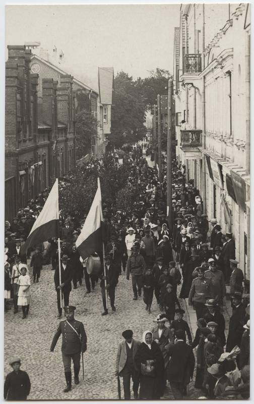fotopostkaart, Viljandi, Lossi tn, Tartu tn ja Posti tn vahel, rongkäik, I maailmasõja vabatahtlikud, 1914