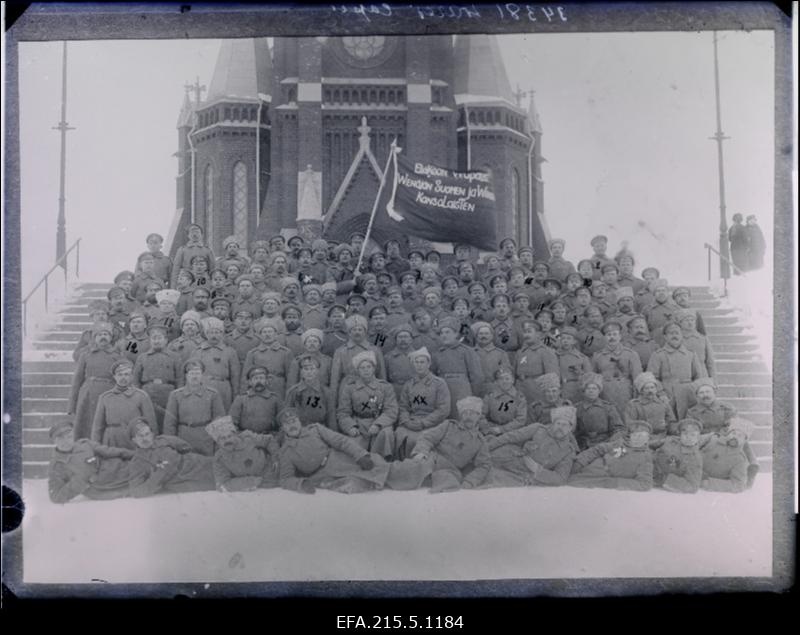 Grupp sõjaväelasi soomekeelse loosungiga kiriku ees, (03.09.1920 fotokoopia tellija Wares [Vares]).