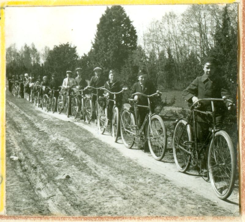 Foto. Sinalepa noorkotkad ratastega. 1939. Asub HM 8606.