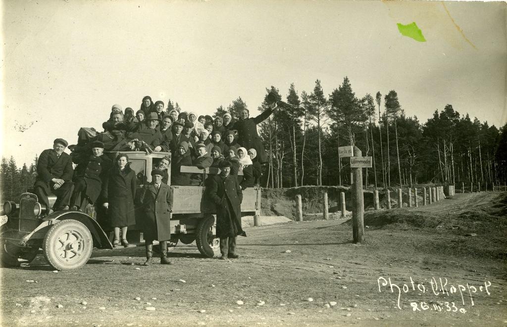 Kärla laulukoor veoautoga teel Ansekülla, peatus Käesla-Lümanda teeristil