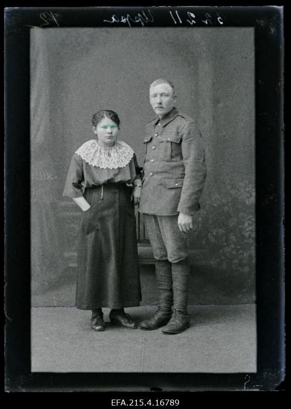 Sõjaväelane Uppa naisega.