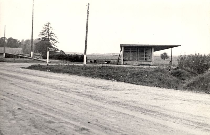Foto. Reisjate ootpaviljon Saru küla peatuses