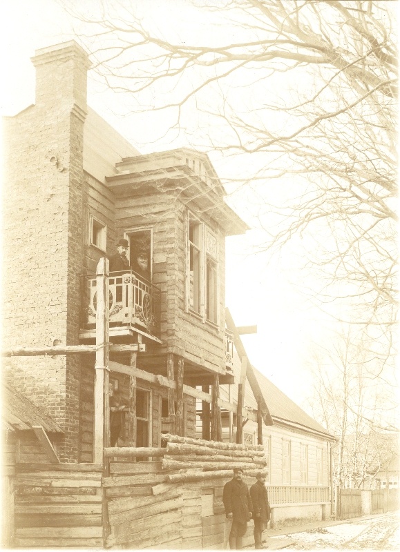 Foto. Majaehitus Väike-Liiva 18. Kaks meest rõdul, kaks maja ees kõnniteel. U. 1911.