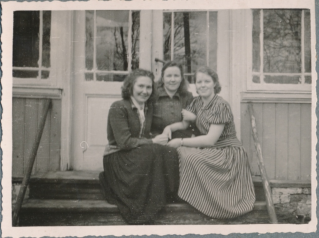 Kooliõpetajad Taimi Allik, Linda Aus, Vaida Võru koolimaja veranda trepil. 1956/57.