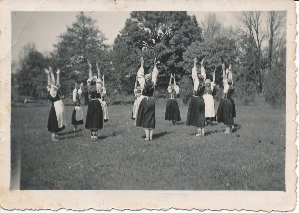 Tüdrukud tantsivad 1939