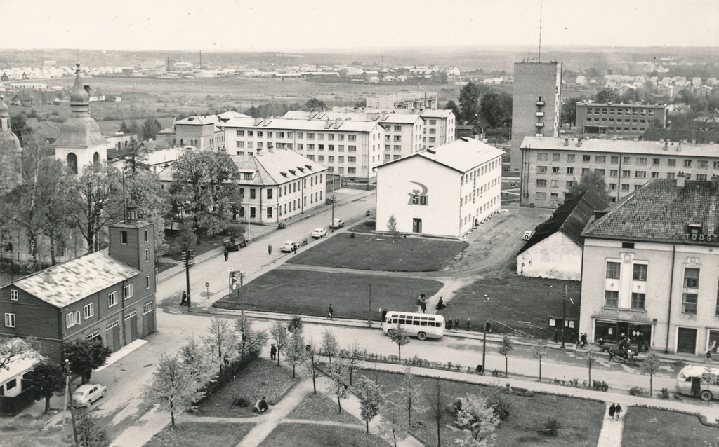Foto. Vaade Võru linna õigeusu kiriku ja pangahoone vahelisele osale.