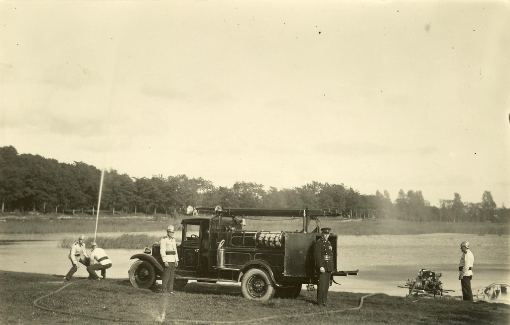 Kuressaare Fire Anti-Fire Association's new car spray test work on the sea coast in 1930s.