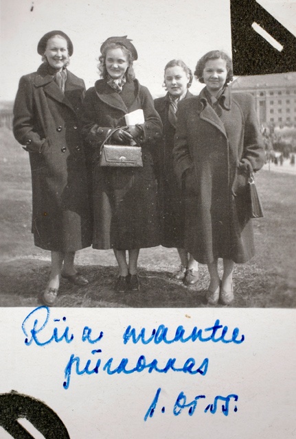 Naisüliõpilased Riia mnt piirkonnas