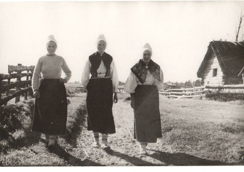 Kolm Ruhnu naist.  Lisabet Ekström, Katharina Dreijer, (Thomas Dreijeri vennanaine), Maria Blomkvist -Berens S.