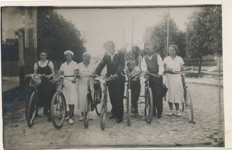 Foto. Grupp jalgrattureid. Mustvalge.