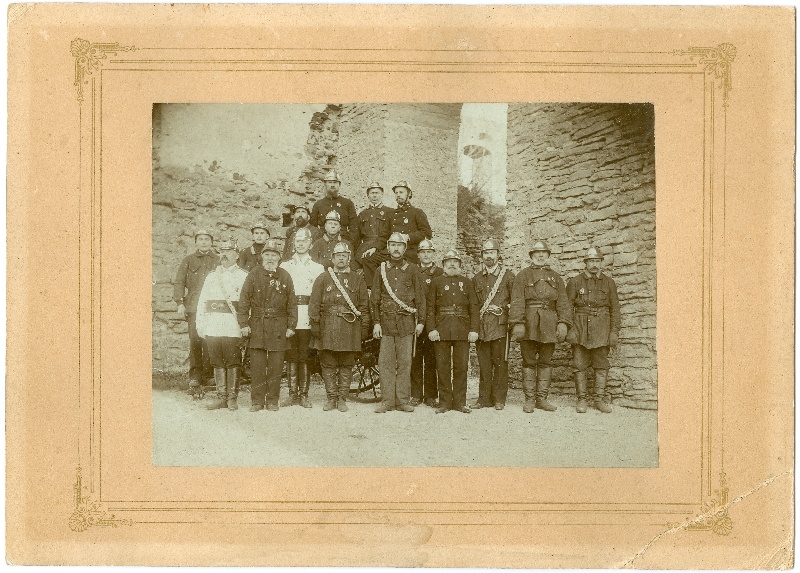 Foto. Grupp tuletõrjujaid Haapsalu lossivaremetes Gooti värava juures 1903.