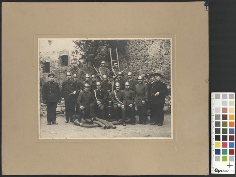 Foto. Grupp Haapsalu tuletõrjujaid lossiaias. XX saj. algus. Foto A.Tavast. Mustvalge.