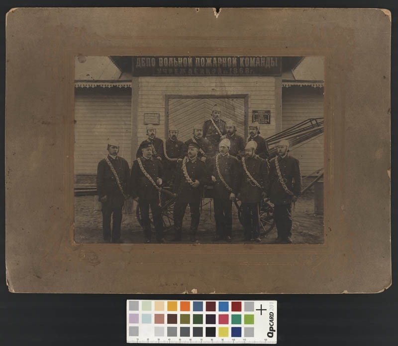 Foto. Haapsalu tuletõrjujad tuletõrjedepoo ees, ~20. saj algus. F: A. Tavast.