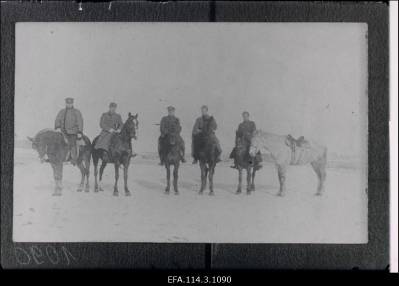 Vabadussõda. 7.Jalaväepolk. Vasakult: polgu külaline väerinna teatri juht Hartius Möller, polguülem alampolkovnik Paul Kunnus, polguülema abi kapten Eduard Ahman, polgu adjutant leitnant Rudolf Tomberg (Rein Tarmak),  käskjalg [Kasukas?].