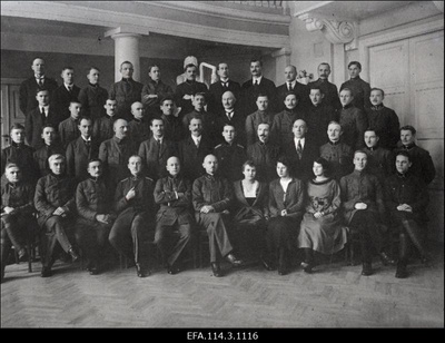 Vabadussõda. Sõjakontrolli Valitsuse koosseis. Esireas keskel valitsuse ülem Aleksander Kask, tema paremal käel ülema 1.abi Martin Kelder.  duplicate photo