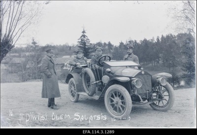 Vabadussõda. 3.Diviisi ülem kindralmajor Ernst Põdder (autost vasakul), diviisi staabiülem alampolkovnik Nikolai Reek (auto tagaistmel) ja 6.Jalaväepolgu ülem kapten Karl Tallo (autost paremal) Salisburgis (Väike-Salatsi, Mazsalaca).  duplicate photo