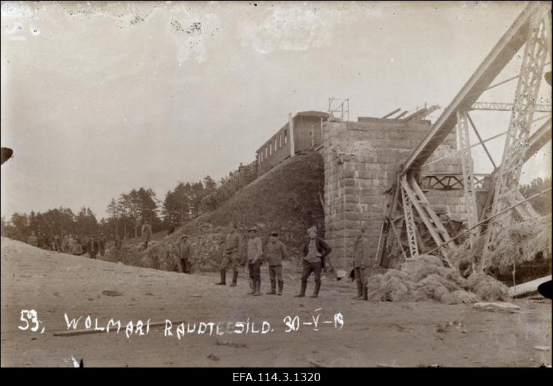 Vabadussõda. 6.Jalaväepolgu 8.roodu sõdurid punastelt sõjasaagina saadud lina ümber laadimas  Volmari (Valmiera) purustatud raudteesilla juures kitsarööpalisele soomusrongile nr.4.