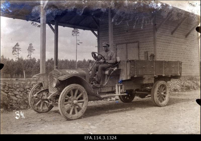 Vabadussõda. 3.Diviisi intendatuuri veoauto White Volmari (Valmiera) raudteejaamas.
