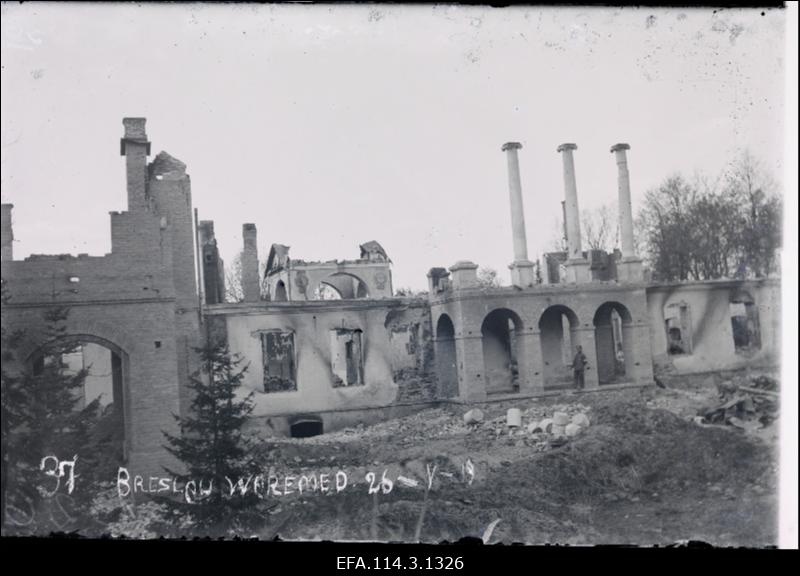 Vabadussõda. Bresslau (Braslava) mõisa peahoone varemed.