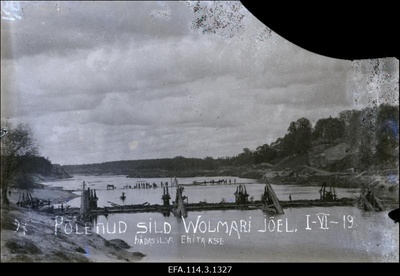 Vabadussõda. 6.Jalaväepolgu 2.pataljoni sõdurid purustatud silla juurde ajutist silda ehitamas Koiva (Gauja) jõel Volmaris (Valmieras).  duplicate photo