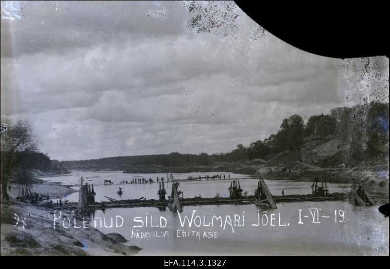 Vabadussõda. 6.Jalaväepolgu 2.pataljoni sõdurid purustatud silla juurde ajutist silda ehitamas Koiva (Gauja) jõel Volmaris (Valmieras).