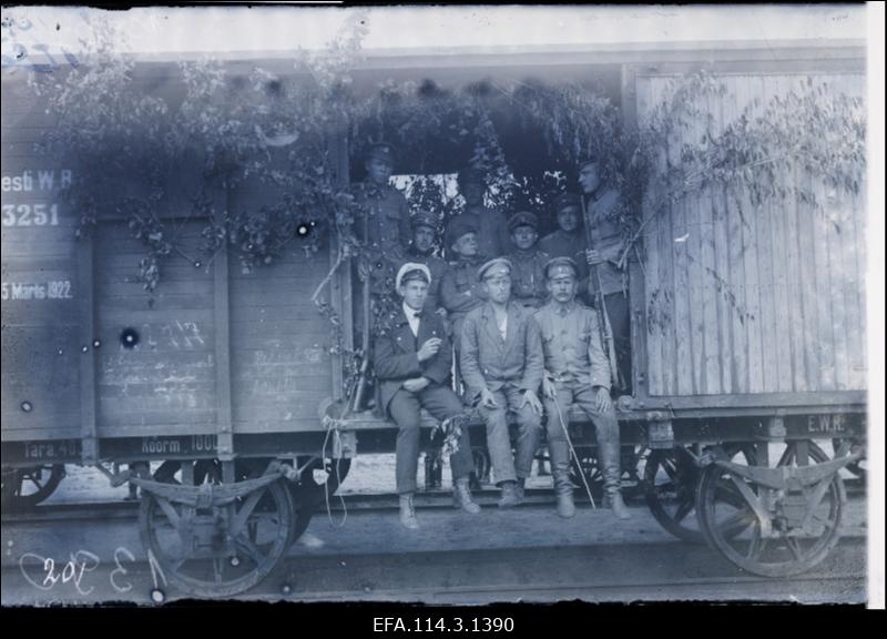 Grupp Eesti sõjaväe sõdureid vaguni platvormil.