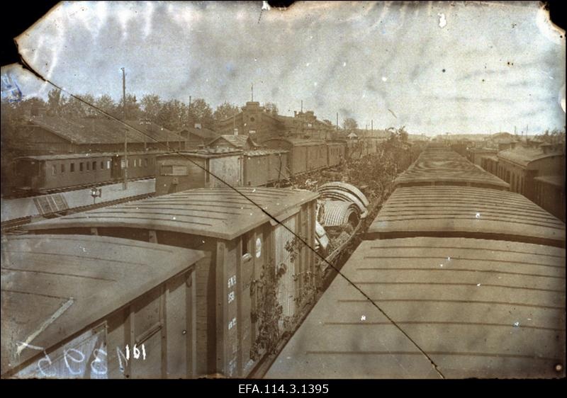 Sõjaväerongid jaamas.