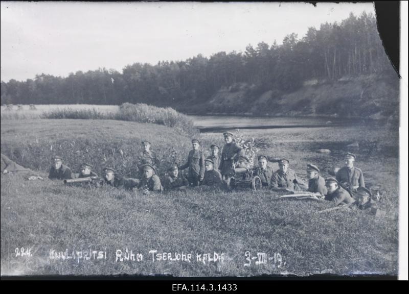 Vabadussõda. 6.Jalaväepolgu 4.roodu kuulipildujate rühm Tšerjoha jõe ääres. Keskel seisab rühmaülem ohvitseri asetäitja Johann Reilent (Rajande).