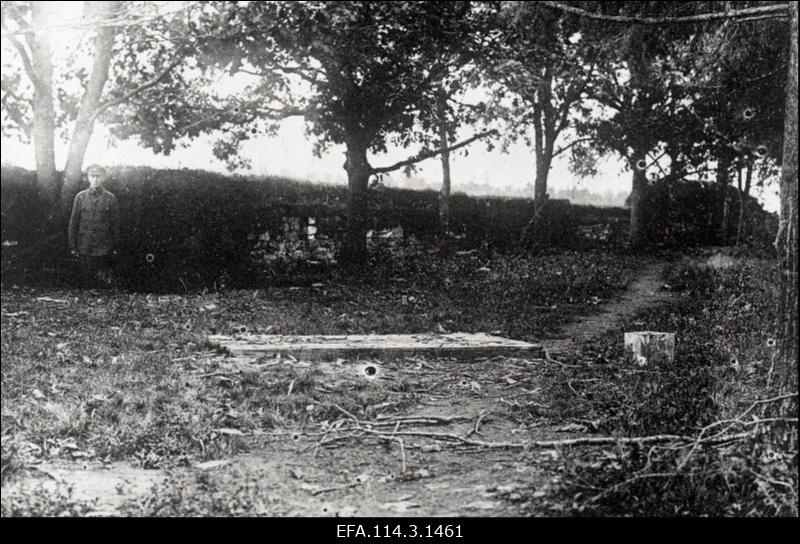 Vabadussõda. Inseneripataljoni 1. sapööriroodu reamees Katkusild (Katkosild, Katkosilt?) kaitseliiniks muudetud Lilienbachi (Lillenbach, Leelenda) mõisa pargis.