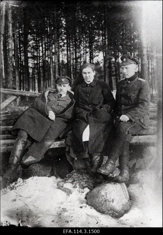 3.Jalaväepolgu 3.roodu ülem alamkapten Jaan Hermann (Heljuste)(vasakul), halastajaõde Salme Berkmann (Ilmet) ja alamleitnant Johannes Saral.