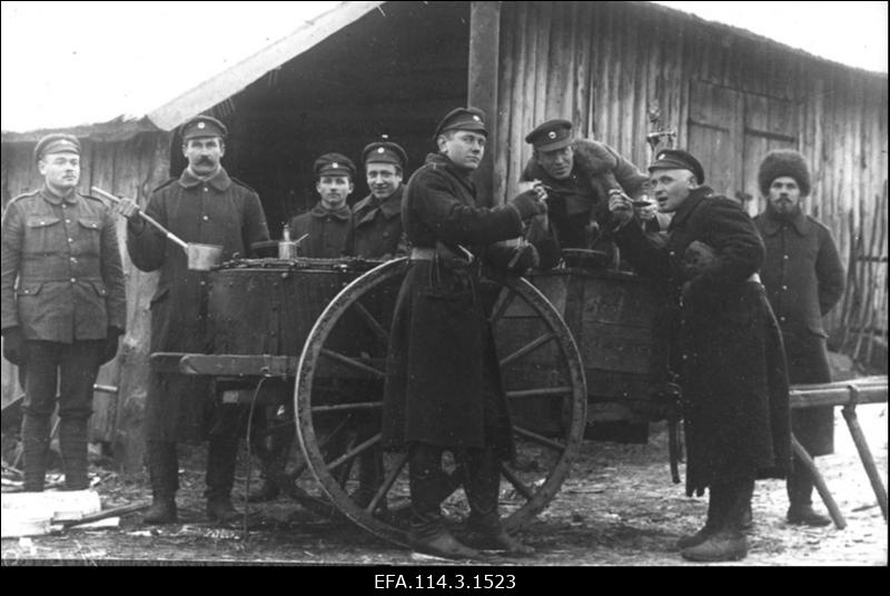 Vabadussõda. 3.Jalaväepolgu [1.roodu sõdurid Stakelnis (Strenči) väliköögi juures. Karvase kraega sinelis rooduülem leitnant Johannes Normann (Norman)?}.