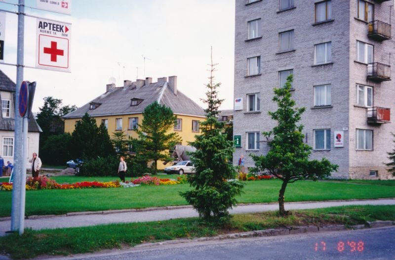 Värvifoto. Haapsalu veetorn ja haljasala. 1998.