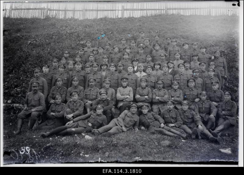 Vabadussõda. 9.Jalaväepolgu 7.rood. Heledas frentšis rooduülem lipnik August Kasekamp, tema vasakul käel roodu nooremohvitser alamleitnant Richard Taalder.