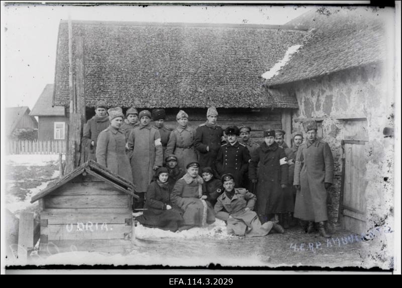 Vabadussõda. 4.Jalaväepolgu ambulantsi personal Udrias (Utrias) külas. Kahe halastajaõe vahel vanemarst Jaan Hansson (Hanssoo).