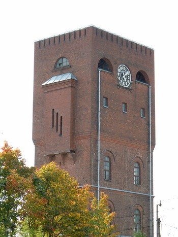 The building joins the Kreenholm water tower, 1874-1898