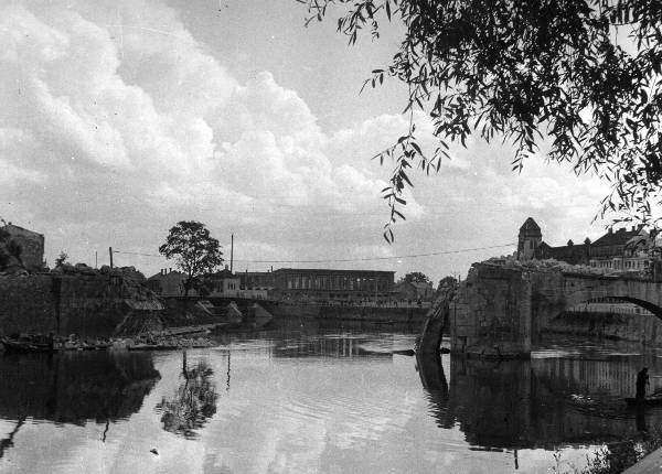 Tartu varemed: Kivisild, turuhoone.
20.08.1941. Foto Ilja Pähn.