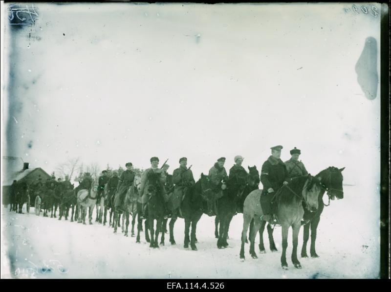 Vabadussõda. 1.Suurtükiväepolgu 3.patarei liikumas Ruhja (Rujiena) suunas. Paremal esiplaanil patareiülem leitnant Hans Miller.
