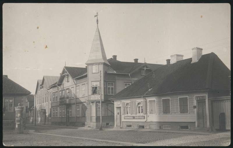 fotopostkaart, Viljandi, Lossi tn- Munga tn ristmik, torniga maja, mantelkorstnaga maja, hotell Metropol, kuulutustulp, u 1914, foto J. Hallikas & M. Teng (Viljandi)