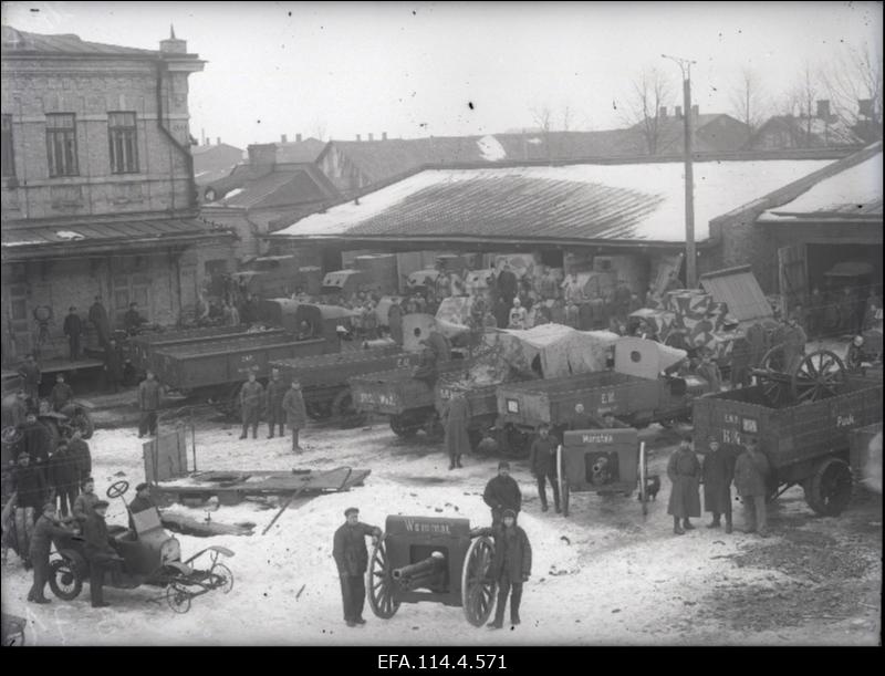 Soomusrongide Diviisi Soomusautode Kolonni garaažid ja töökoja õu.