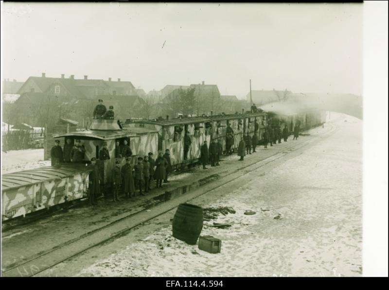 Kitsarööpaline soomusrong nr.3 Mõisakülas. Rongi komandant leitnant Edgar Neggo seisab suurtükiplatvormi kõrval rivis  vasakult esimesena.