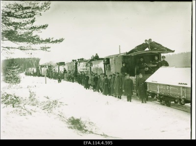 Vabadussõda. Kitsarööpaline soomusrong nr.2 koos meeskonnaga. Rongi kõrval paremalt kolmas rongi komandant leitnant Maximilian Beckmann (Mark Rank).  duplicate photo