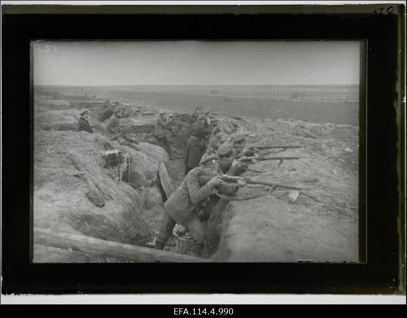 Vabadussõda. Kalevi Maleva Pataljoni 2.roodu sõdurid kaevikus Petškis Irboska kindlustatud rajoonis. Blindaaži katusel lõõtspill.