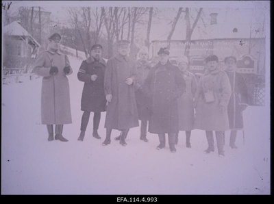 Vabadussõda. Ameerika Ühendriikide sõjaväeline esindaja Petseris. Vasakult: 1. Sõjavägede ülemjuhataja staabi käsundusohvitser kapten Eduard Villmann, 2. Kindralstaabi Valitsuse ülem polkovnik Jaan Rink, 3. Ameerika Ühendriikide sõjaväeline esindaja kapten August Krantz, 4. Soome Põhja Poegade Rügemendi ülem polkovnik Hans Kalm, 5. Välisministeeriumi sekretär Hermann Hellat, 6. tõlk, 7. 2.Jalaväepolgu ülem alampolkovnik Hans Kurvits, 8. 2.Jalaväepolgu 1.pataljoni ülem kapten Johannes Anderson.  duplicate photo