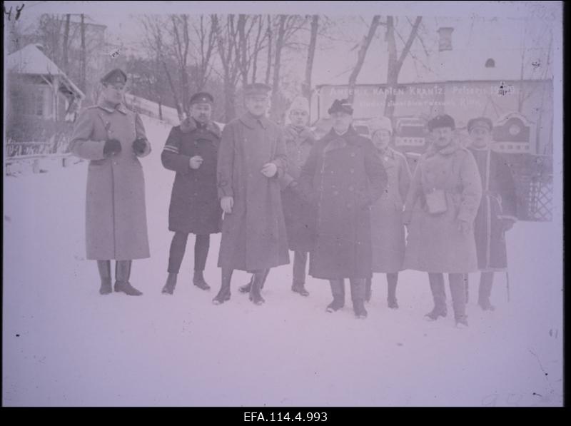 Vabadussõda. Ameerika Ühendriikide sõjaväeline esindaja Petseris. Vasakult: 1. Sõjavägede ülemjuhataja staabi käsundusohvitser kapten Eduard Villmann, 2. Kindralstaabi Valitsuse ülem polkovnik Jaan Rink, 3. Ameerika Ühendriikide sõjaväeline esindaja kapten August Krantz, 4. Soome Põhja Poegade Rügemendi ülem polkovnik Hans Kalm, 5. Välisministeeriumi sekretär Hermann Hellat, 6. tõlk, 7. 2.Jalaväepolgu ülem alampolkovnik Hans Kurvits, 8. 2.Jalaväepolgu 1.pataljoni ülem kapten Johannes Anderson.