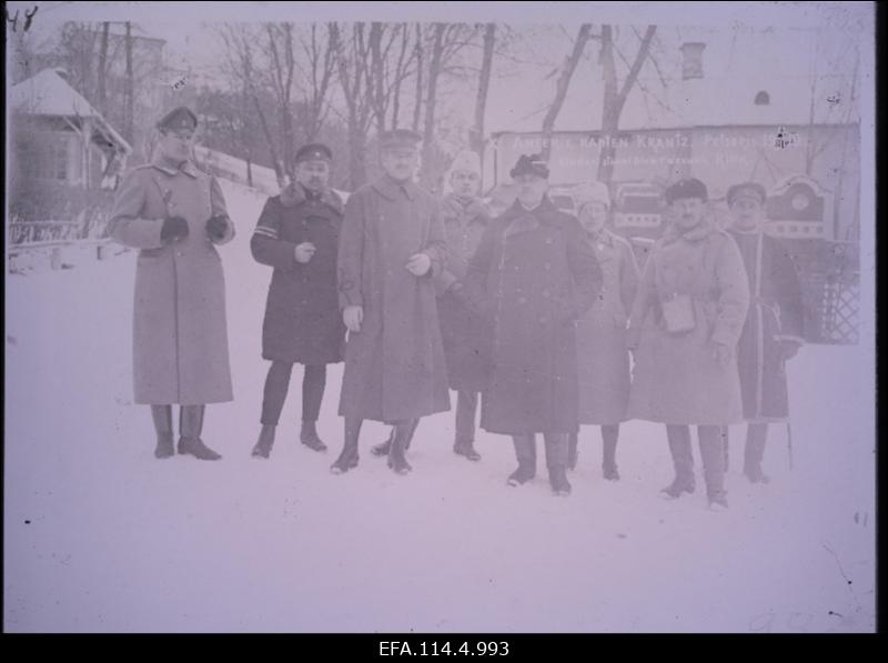 Vabadussõda. Ameerika Ühendriikide sõjaväeline esindaja Petseris. Vasakult: 1. Sõjavägede ülemjuhataja staabi käsundusohvitser kapten Eduard Villmann, 2. Kindralstaabi Valitsuse ülem polkovnik Jaan Rink, 3. Ameerika Ühendriikide sõjaväeline esindaja kapten August Krantz, 4. Soome Põhja Poegade Rügemendi ülem polkovnik Hans Kalm, 5. Välisministeeriumi sekretär Hermann Hellat, 6. tõlk, 7. 2.Jalaväepolgu ülem alampolkovnik Hans Kurvits, 8. 2.Jalaväepolgu 1.pataljoni ülem kapten Johannes Anderson.