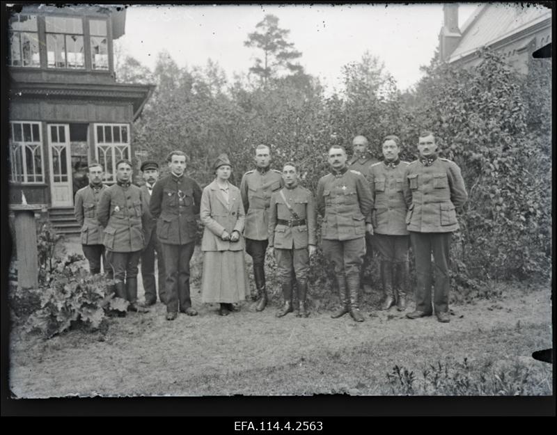 Vabadussõda. Ameerika Ühendriikide Punase Risti esindajad külas 1.Jalaväepolgus Narva-Jõesuus. Vasakult 6. 1.Diviisi sideülem lipnik Nikolai Viitak, 7. Ameerika Ühendriikide Punase Risti esindaja kapten Franklin, 8. polguülem polkovnik Otto Heinze, 10. polgu adjutant leitnant Hans Tuksam, 11. polguülema abi alamkapten Aleksander Pulk.
